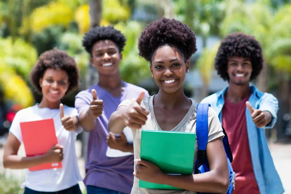 Studentessa Africana Successo Con Gruppo Studenti Afro Americani All Aperto — Foto Stock