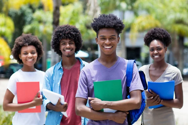 非洲男生与一群非洲裔美国学生在户外在夏天 — 图库照片