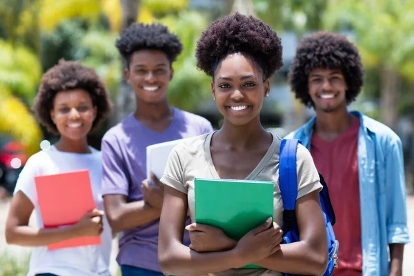 Afrikaanse Vrouwelijke Student Met Groep Afrikaanse Amerikaanse Studenten Buiten Zomer — Stockfoto