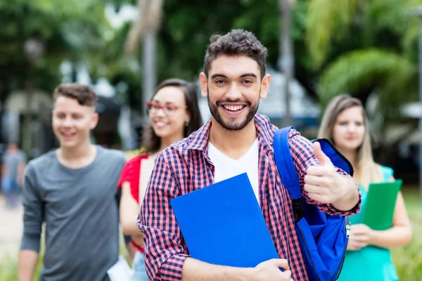 Siswa Laki Laki Spanyol Dengan Kelompok Siswa Lain Luar Ruangan — Stok Foto