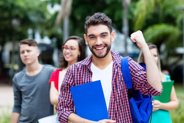 Framgångsrika Spanska Manlig Student Med Grupp Andra Studenter Utomhus Sommar — Stockfoto