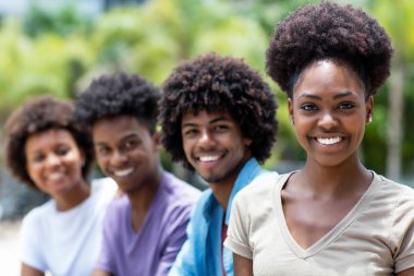 Afrikalı-Amerikalı kadın grup genç yetişkin çizgi ile açık şehirde yaz aylarında gülüyor