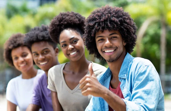 Hombre Afroamericano Feliz Con Grupo Adultos Jóvenes Línea Aire Libre —  Fotos de Stock