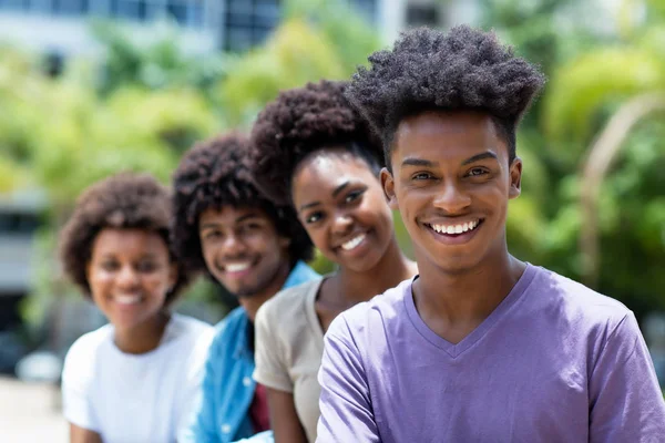 Riendo Hombre Afroamericano Con Grupo Adultos Jóvenes Línea Aire Libre — Foto de Stock