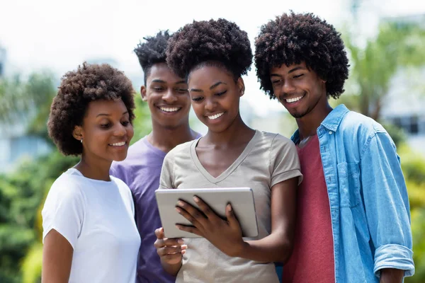 Nevetve Afroamerikai Diákcsoport Digitális Tabletta Nyári Szabadtéri — Stock Fotó