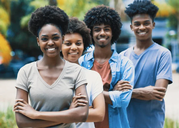 Mutlu Afrikalı Amerikalı Genç Yetişkinler Satırında Yaz Aylarında Açık Gülüyor — Stok fotoğraf