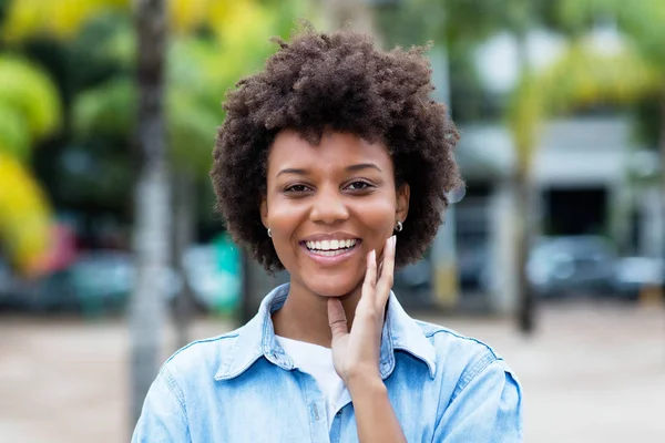 Jovem Brasileira Feliz Mulher Adulta Livre Verão Cidade — Fotografia de Stock