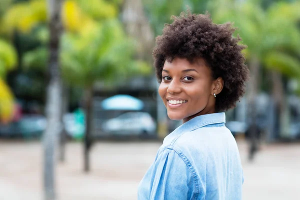 Niedliche Junge Erwachsene Brasilianerin Sommer Draußen Der Stadt — Stockfoto