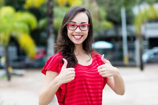 幸せな若いフランスの市の夏の屋外の眼鏡を掛けた女性 — ストック写真