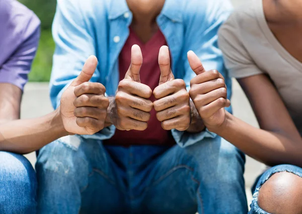 Afroamericanos Jóvenes Adultos Mostrando Pulgar Hacia Arriba Aire Libre Verano —  Fotos de Stock