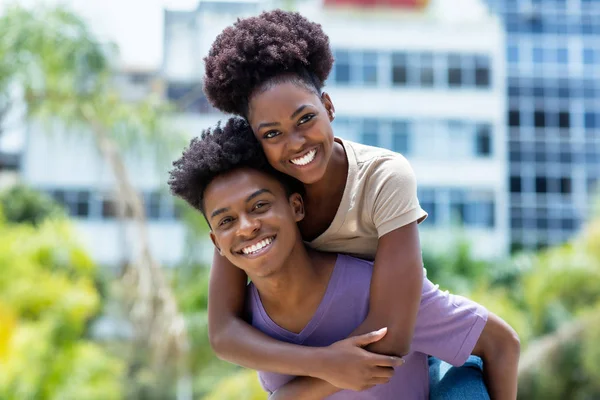 若いアフリカ系アメリカ人愛のカップルの夏の屋外 — ストック写真