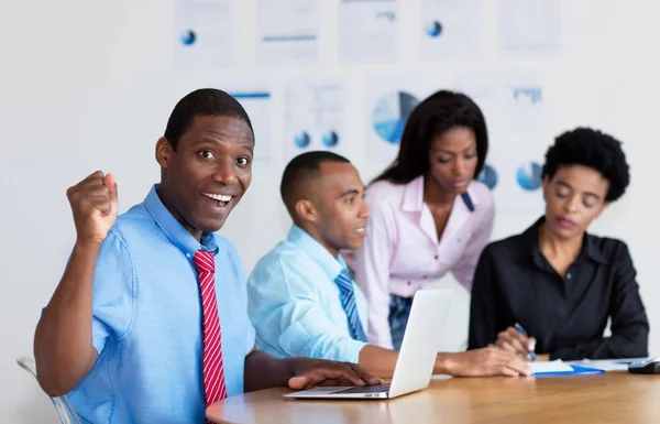 Animando Empresário Afro Americano Com Equipe Negócios Escritório Empresa — Fotografia de Stock