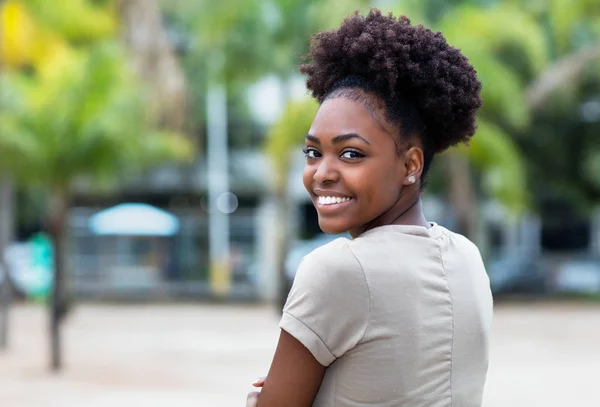 Lächelnde Karibische Frau Mit Afro Haaren Sommer Draußen — Stockfoto