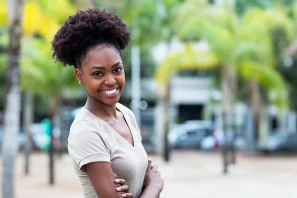 Ganska Caribbean Kvinna Med Afro Hår Utomhus Sommar — Stockfoto
