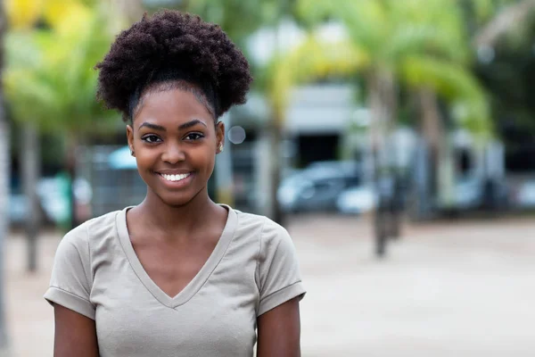 Riendo Mujer Caribeña Con Pelo Afro Aire Libre Verano —  Fotos de Stock