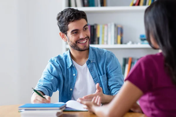 Estudante espanhol inteligente do sexo masculino se preparando para o exame em aula particular — Fotografia de Stock