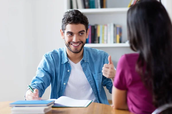 Risate spagnolo studente maschio preparazione per l'esame su privato di meno — Foto Stock