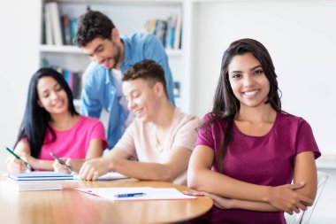 Güzel latin Amerikalı kadın öğrenci s grup ile öğrenme