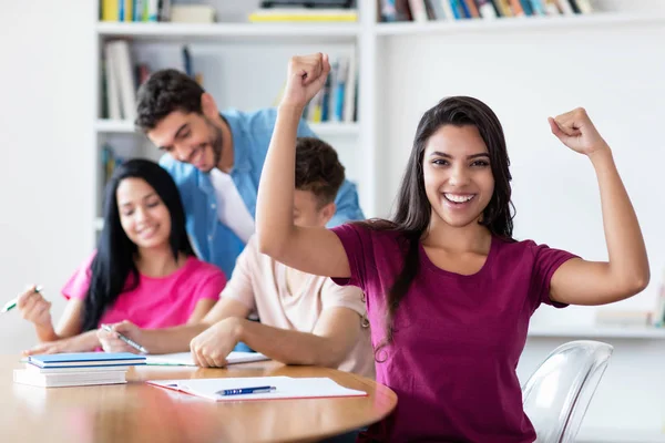 Tifo latino americano studentessa con gruppo di studenti — Foto Stock