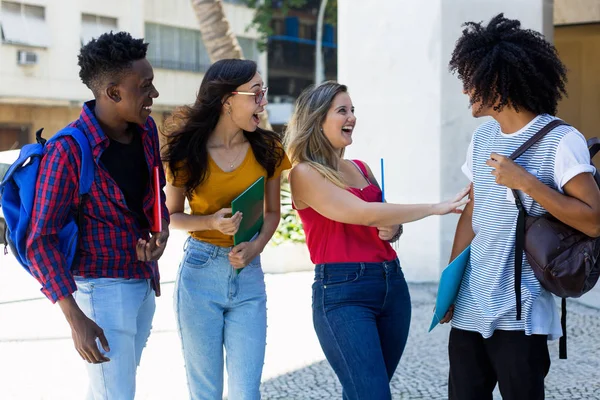 Ομάδα γέλια των διεθνών φοιτητών που περπατούν στο Πανεπιστήμιο — Φωτογραφία Αρχείου