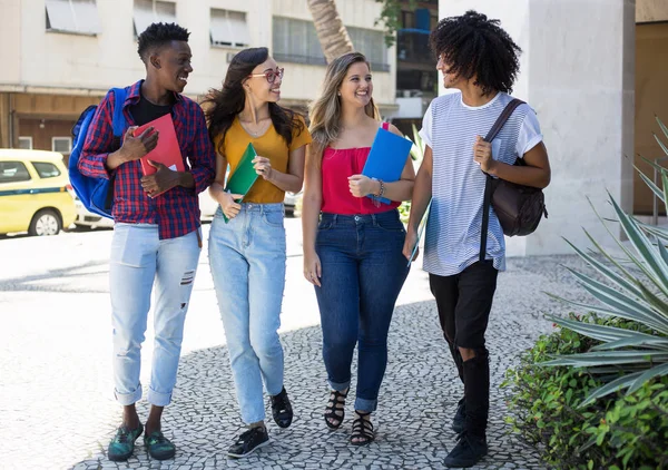 Groep van internationale studenten lopen naar de Universiteit — Stockfoto