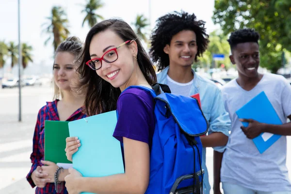 Uluslararası öğrencilerin nerdy kadın öğrenci grubu — Stok fotoğraf