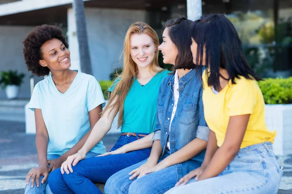 Afrikansk amerikansk ung vuxen kvinna pratar med flick vänner — Stockfoto