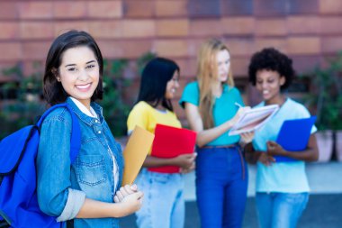 Öğrenci grubu ile güzel İspanyol kız öğrenci