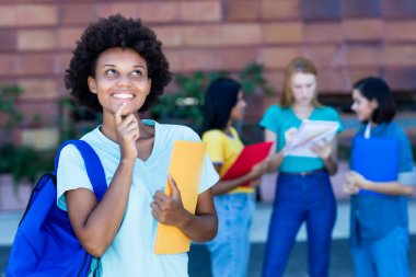 Öğrenci grubu ile Afrikalı-Amerikalı kız öğrenci düşünme