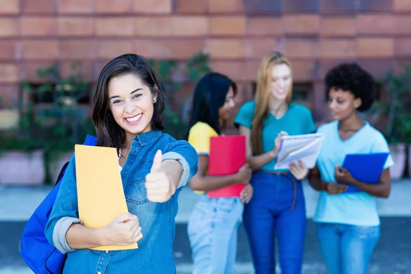 Erfolgreiche spanische Studentin mit Studentengruppe — Stockfoto