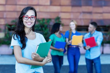 Nerdy fransız kız öğrenci grubu ile öğrenci