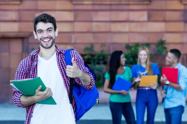 Udany hiszpański mężczyzna uczeń z grupą studentów — Zdjęcie stockowe