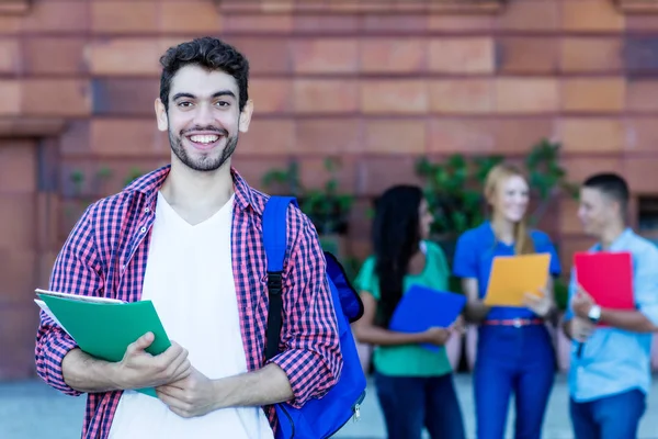 Estudante espanhol atraente masculino com grupo de estudantes — Fotografia de Stock