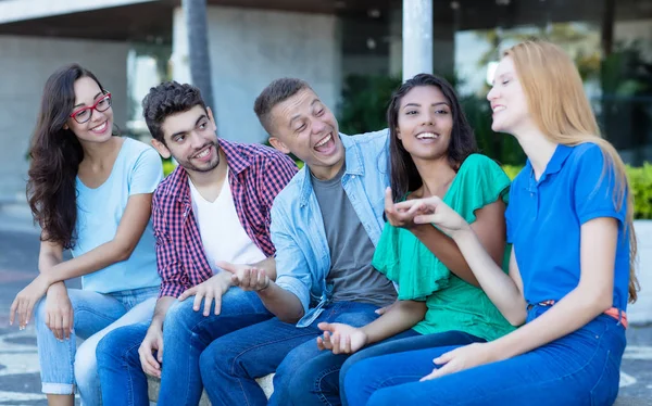 Grupo de homens e mulheres jovens adultos rindo — Fotografia de Stock