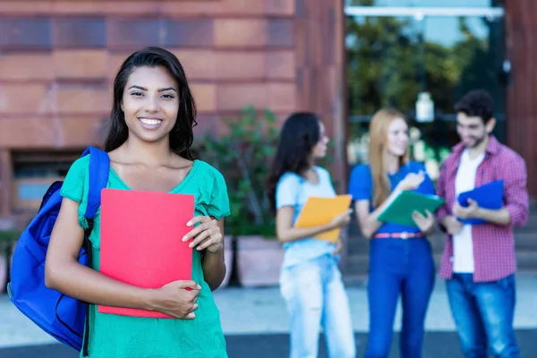 Rindo estudante latino-americano feminino com grupo de estudantes — Fotografia de Stock