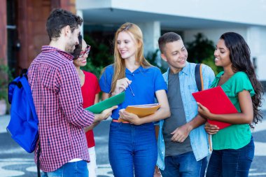 Kampüste konuşan öğrenci grubu