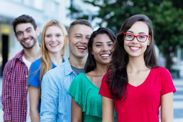 Menina francesa com adultos jovens do sexo masculino e feminino na linha — Fotografia de Stock