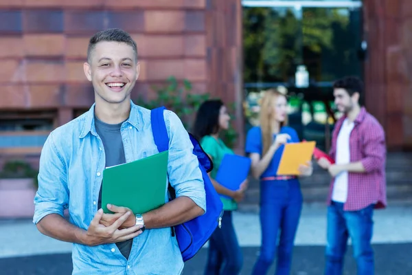 Diğer öğrenci grubu ile Alman erkek öğrenci
