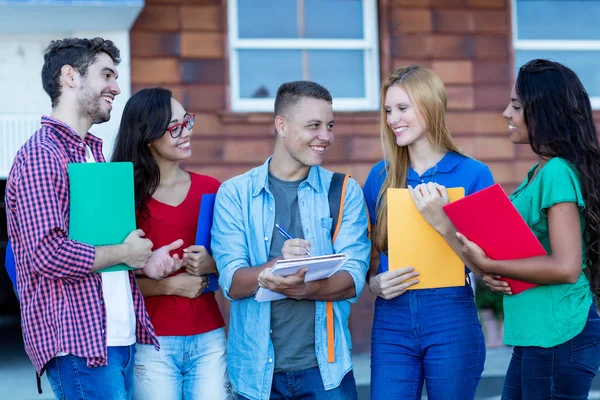 Kampüsteki öğrenci grubu