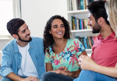 Güzel latin amerikalı kadın arkadaşları ile konuşurken