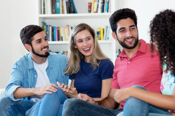 Grupo de homens latino-americanos falantes e mulheres caucasianas caucasianas — Fotografia de Stock