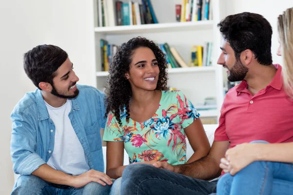 Latin Amerikalı erkek ve kadın arkadaş grubu ile konuşurken