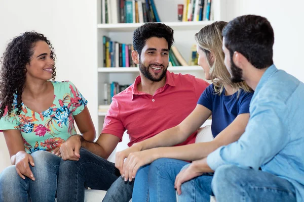 Gruppo di latinoamericani e caucasici in discussione — Foto Stock