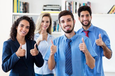 Erkek ve businesswom grubu ile başarılı Meksikalı işadamı