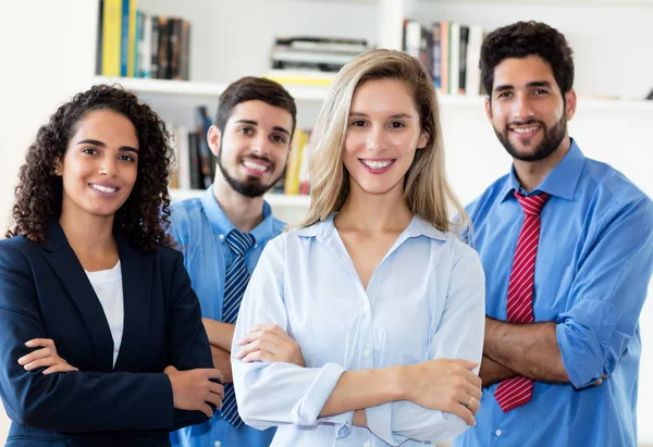 Femme d'affaires caucasienne avec groupe de femmes et d'hommes d'affaires — Photo