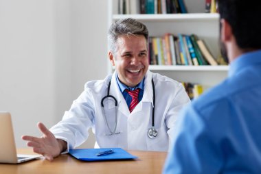 Hasta için iyi haber ile Gülen olgun doktor