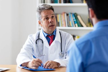 Olgun doktor hastaya tedavi açıklayan