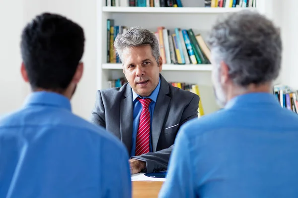 Maturo adulto uomo d'affari parlando con gli uomini d'affari — Foto Stock