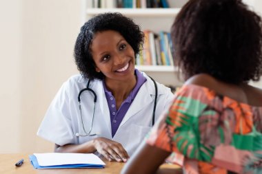 Hasta ile Gülen afrikalı amerikalı kadın doktor