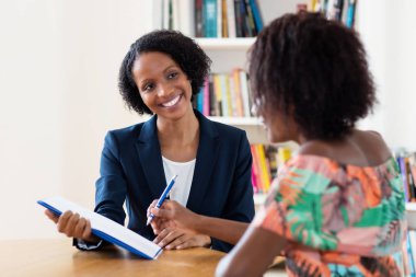 Afrikalı-Amerikalı başvuru sözleşmesi imzalayarak